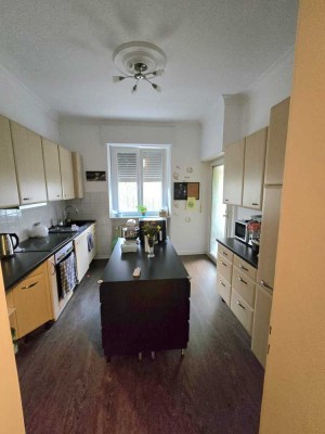 Helle Albauwohnung mit hohen Decken in ruhiger Lage
