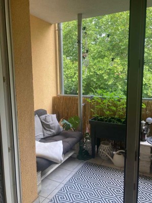 Vollständig renovierte Zwei-Zimmer-Wohnung mit Balkon