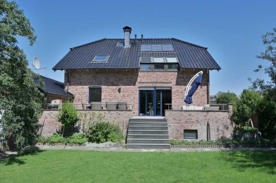modernes Zweifamilienhaus mit großzügigem Garten