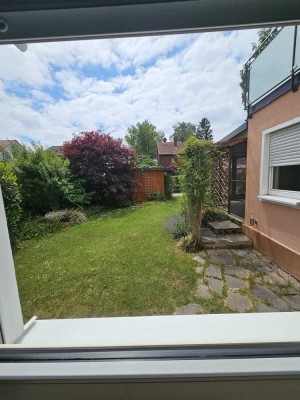Geschmackvolle, 4-Zimmer-Terrassenwohnung mit Garten in Forstinning