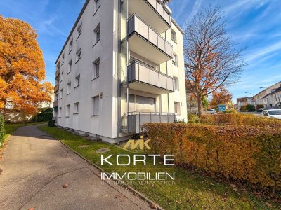 Renovierte 2,5-Zimmer-Wohnung mit Einbauküche und zwei Balkonen in zentraler Lage