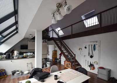 Neuwertige 3-Zimmer-Galeriewohnung mit Carport und Einbauküche in Augsburg-Inningen