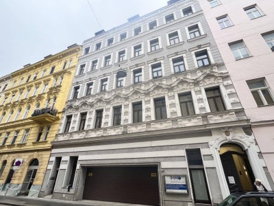 Altbau-Flair modern interpretiert: Vollsanierte 2 Zimmer Wohnung mit hofseitigem Balkon