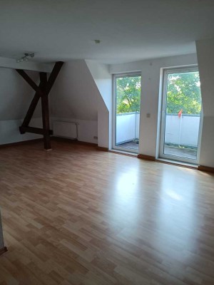 Zwei Zimmer + Wohnküche + Tageslichtbad + Balkon