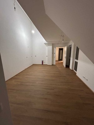 Erstbezug mit Einbauküche: Stilvolle 1-Zimmer-Dachgeschosswohnung mit geh. Innenausstattung