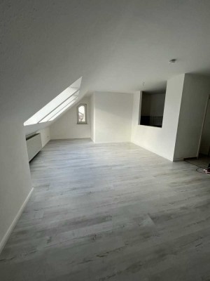 Schöne 1 Raum Wohnung mit Einbauküche und Tageslichtbad