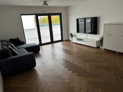 3-Zimmer-Wohnung mit großer Dachterrasse und TG-Platz / Neubau
