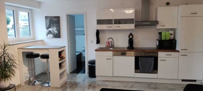 Moderne helle neuwertige 2,5-Zimmer WHG mit EBK, FBH,Granitboden von privat mit Stellplatz