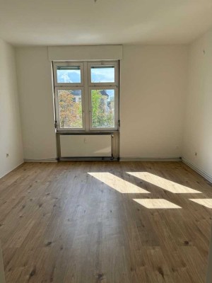 Charmante 3 Zimmer Altbauwohnung mit Balkon – bezugsfrei in Offenbach (Nähe Klinik)
