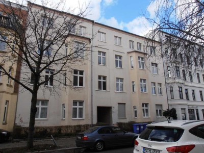 Geräumige 2-Raum-Dachgeschoss-Wohnung mit PKW-Stellplatz* in Stadtfeld-Ost