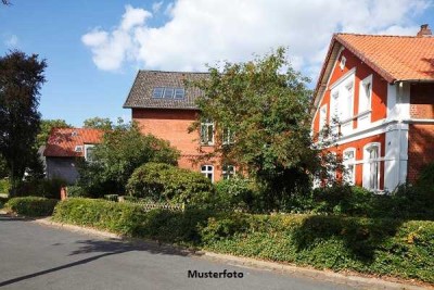 Einfamilienhaus nebst 2 Garagen