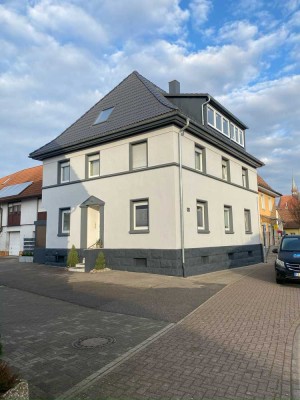 Attraktive Maisonettewohnung mit Klimaanlage, Balkon, Stellplatz im Hof & Einbauküche – ca. 65 m²