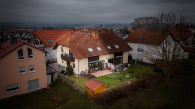 Doppelhaushälfte mit 3 Wohnungen in Feldrandlage und schönem Garten.