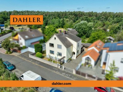 Wohnen in bester Lage! – Schönes Zweifamilienhaus mit Nebengebäude und drei Garagen!