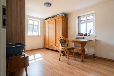 4-Zimmer-Wohnung mit Garten, Stellplatz und Garage