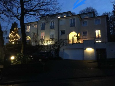 Exklusive Wohnung (Penthouse-Stil) mit großzügiger Terrasse und Blick ins Grüne