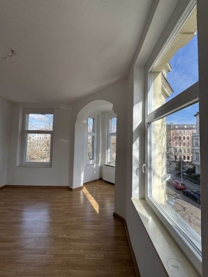 Schöne Altbauwohnung mit Erker und Blick auf den Schellheimer Platz