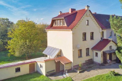 Sofort einziehen: 2-Familienhaus mit großem Garten und Nebengelass in idyllischer Lage