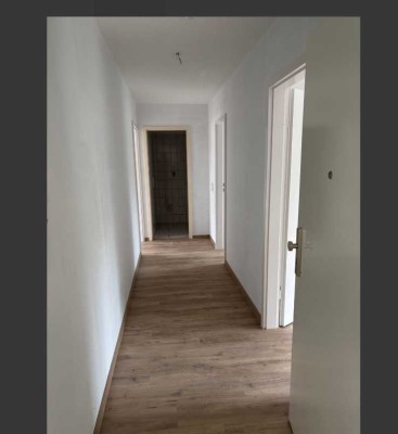 Helle geräumige 2 ZKB Wohnung zu vermieten !