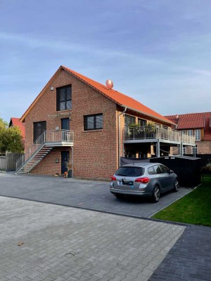Moderne 3-Zi.-Maisonette-Whg. m. Balkon, Pkw-Stellplatz und Garage