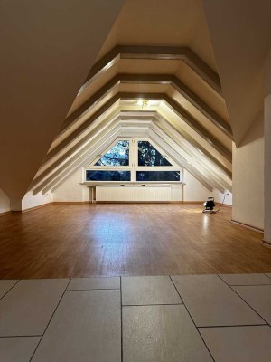 Ruhige, Dachgeschosswohnung in bester Lage in Mögeldorf.