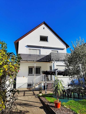 *** NUR für 1 Person - Sonnige 2-Zimmer-DG-Wohnung mit EBK (optional) & TGL-Bad! ***