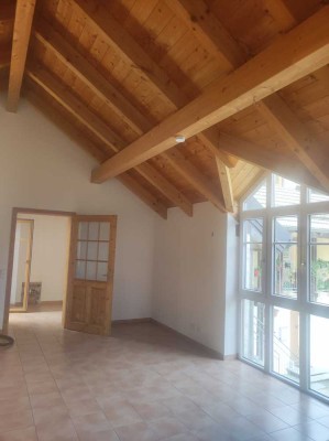 Helle Dachterassenwohnung mit hohen Räumen und gepflegter Innenausstattung in ruhiger Lage