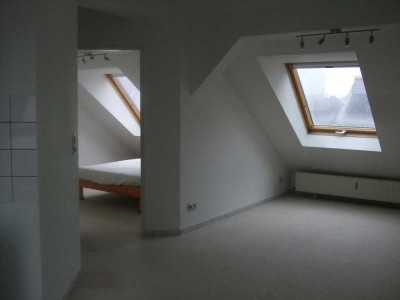 Provisionsfrei! Bo-West: App. im DG (re.) mit 2. Zimmer