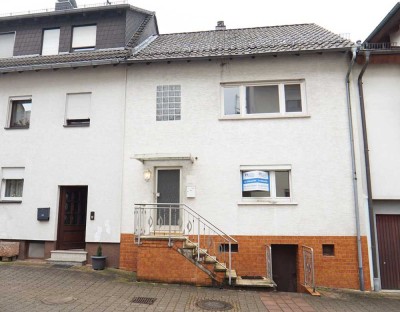 Einfamilienhaus mit PKW-Stellplatz
in zentraler Lage von Schönau