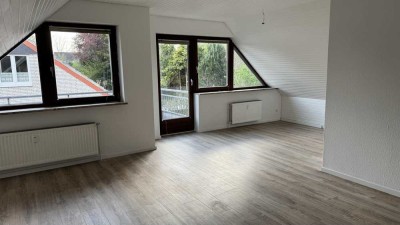 Schöne 2,5 Zimmerwohnung mit Balkon im 2. OG (DG) ideal für bis zu 2 Personen per sofort