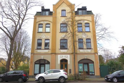 URDENBACH ALTBAU BEZUGSFREI KAMIN PARKETT GROßE KÜCHE GROßES BAD GROßER BALKON + 50 QM SPITZBODEN