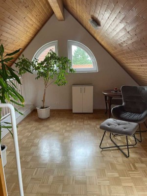 Geschmackvolle 2,5-Zimmer-Maisonette-Wohnung mit Balkon und EBK  in Frankfurt am Main