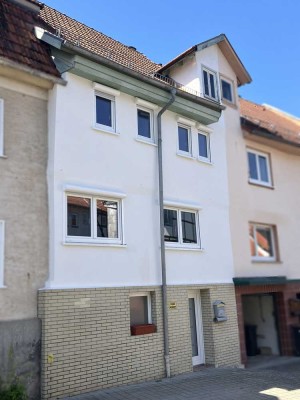 Saniertes und bezugsfertiges Reihenhaus mit Garten und Garage in Schlitz