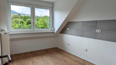 *Frisch sanierte 4 Zimmer Wohnung mit Garten*