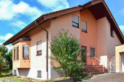Großzügiges Zweifamilienhaus mit Terrasse, Wintergarten, Balkon, Doppelgarage, Sauna, Kachelofen