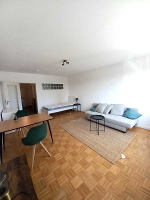 Komplett möbliert: Geräumige und modernisierte 1-Zimmer-Wohnung mit Einbauküche in Hannover