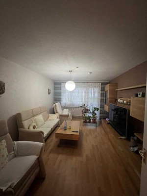 Perfekte Familienwohnung: Tolle 3 Zimmer Wohnung mit Balkon, ideal für eine kleine Familie.