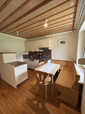 Geschmackvolle 2-Raum-Terrassenwohnung mit Balkon und Einbauküche in Schleching