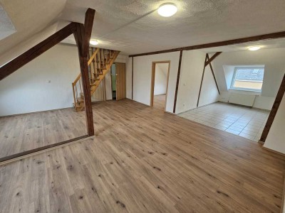 Frisch renovierte & großzügige 2-Zimmer-Dachgeschosswohnung mit großen Spitzboden