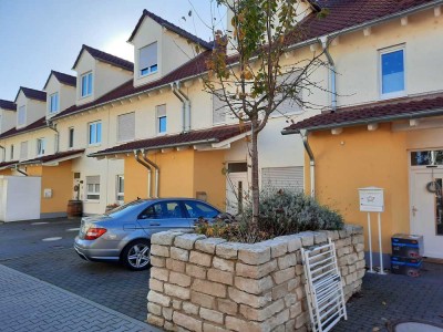 Neuwertiges Haus mit fünf Zimmern und EBK in Nierstein, Nierstein