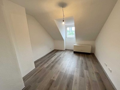 **500,-€ Gutschein**Frisch gestrichene 1-Zimmer Dachgeschoss Wohnung!**JC erst ab 2 Pers.!**