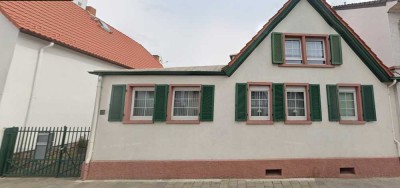 Renovierungsbedürftiges großes 1-2 Familienhaus mit Garten im Zentrum von Langen
