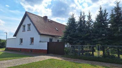 Einfamilienhaus mit Garage und großem Baugrundstück im Herzen von Parchau