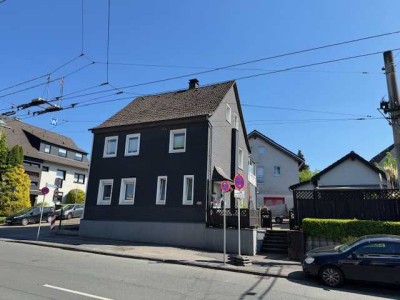 Freistehendes Einfamilienhaus mit Einliegerwohnung und Garage mit Lagerraum.