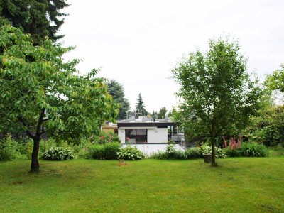 ALBERTWOLTER 1919 IVD. Königsdorf, großzügiger Bungalow mit schönem Garten und Pool