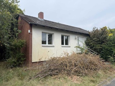 +++ Sehr stark sanierungsbedürftiges Einfamilienhaus mit Garage +++
