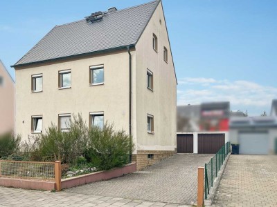 Charmantes Zweifamilienhaus mit traumhaftem Garten und Potential in Hof