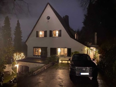 Stilvolles Einfamilienhaus mit Einliegerwohnung, großem Garten und Baugrundstück