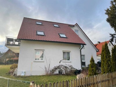 Großzügige OG-Wohnung mit Garage und großem Garten