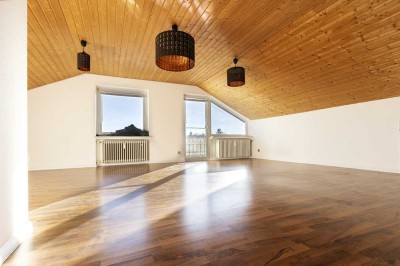 Helle 2-Zimmer DG Wohnung, Einbauküche, Südbalkon und WM Anschluss im Badezimmer